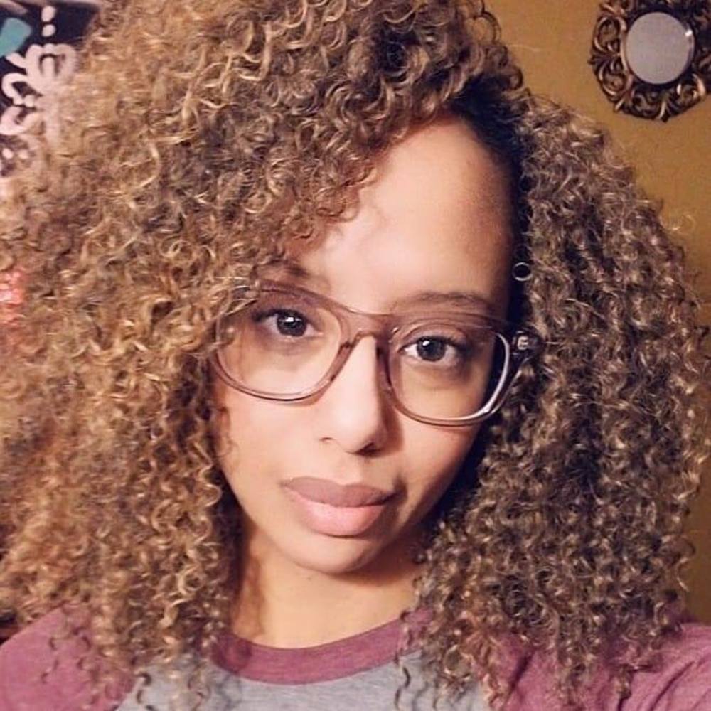 Meet your Posher, Yesenia